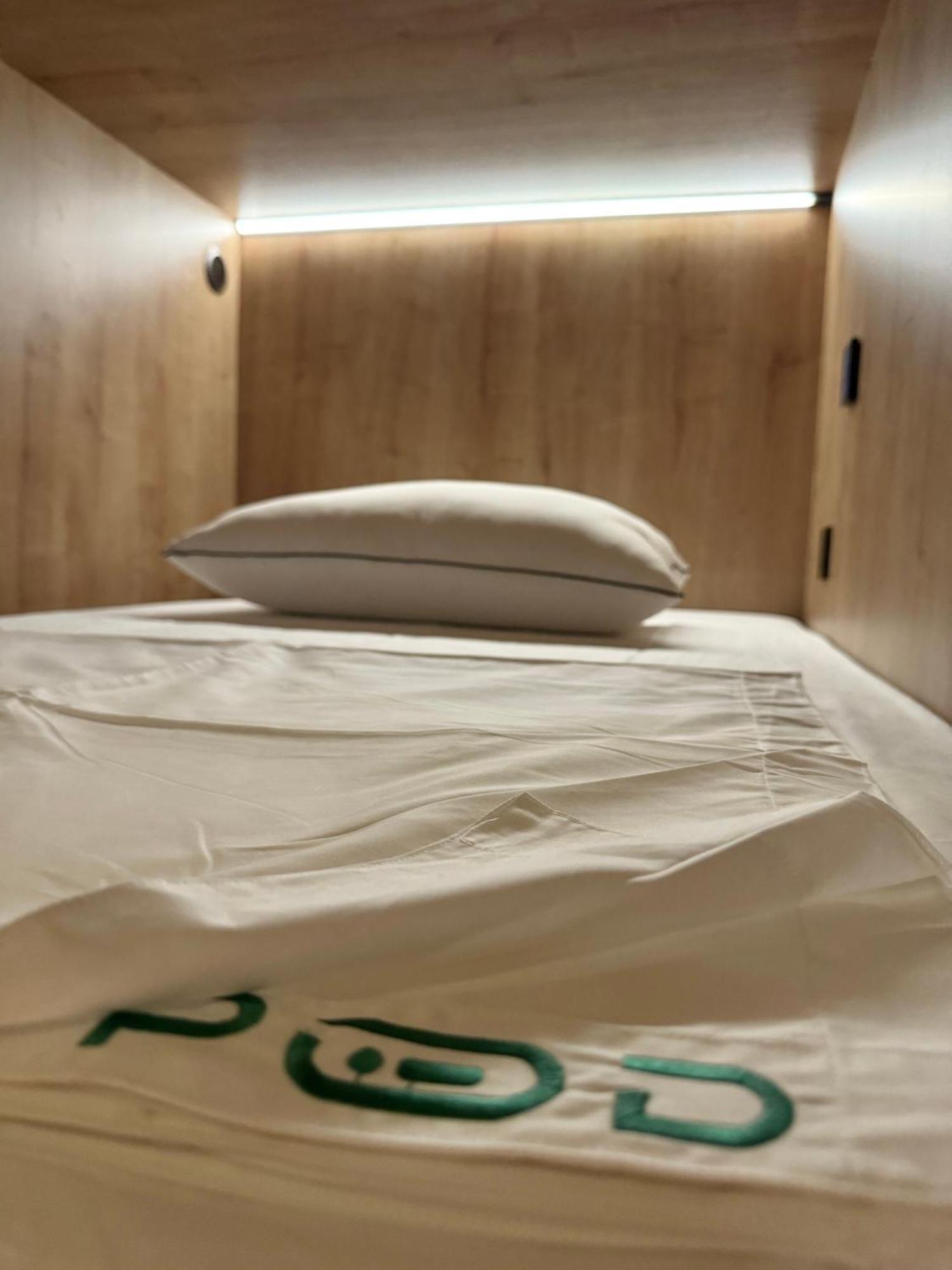 The Pod Suite Hostel Village Валенсія Екстер'єр фото