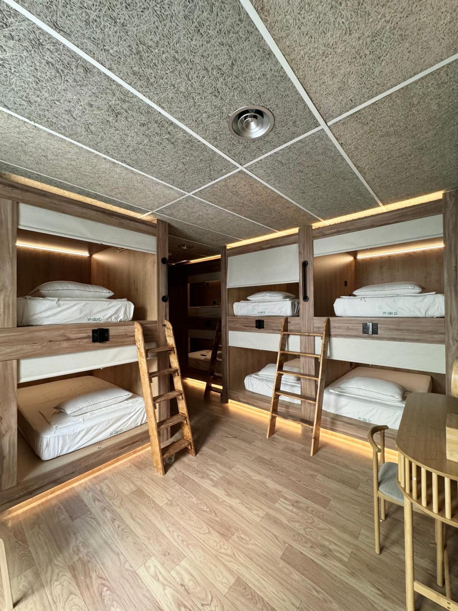 The Pod Suite Hostel Village Валенсія Екстер'єр фото