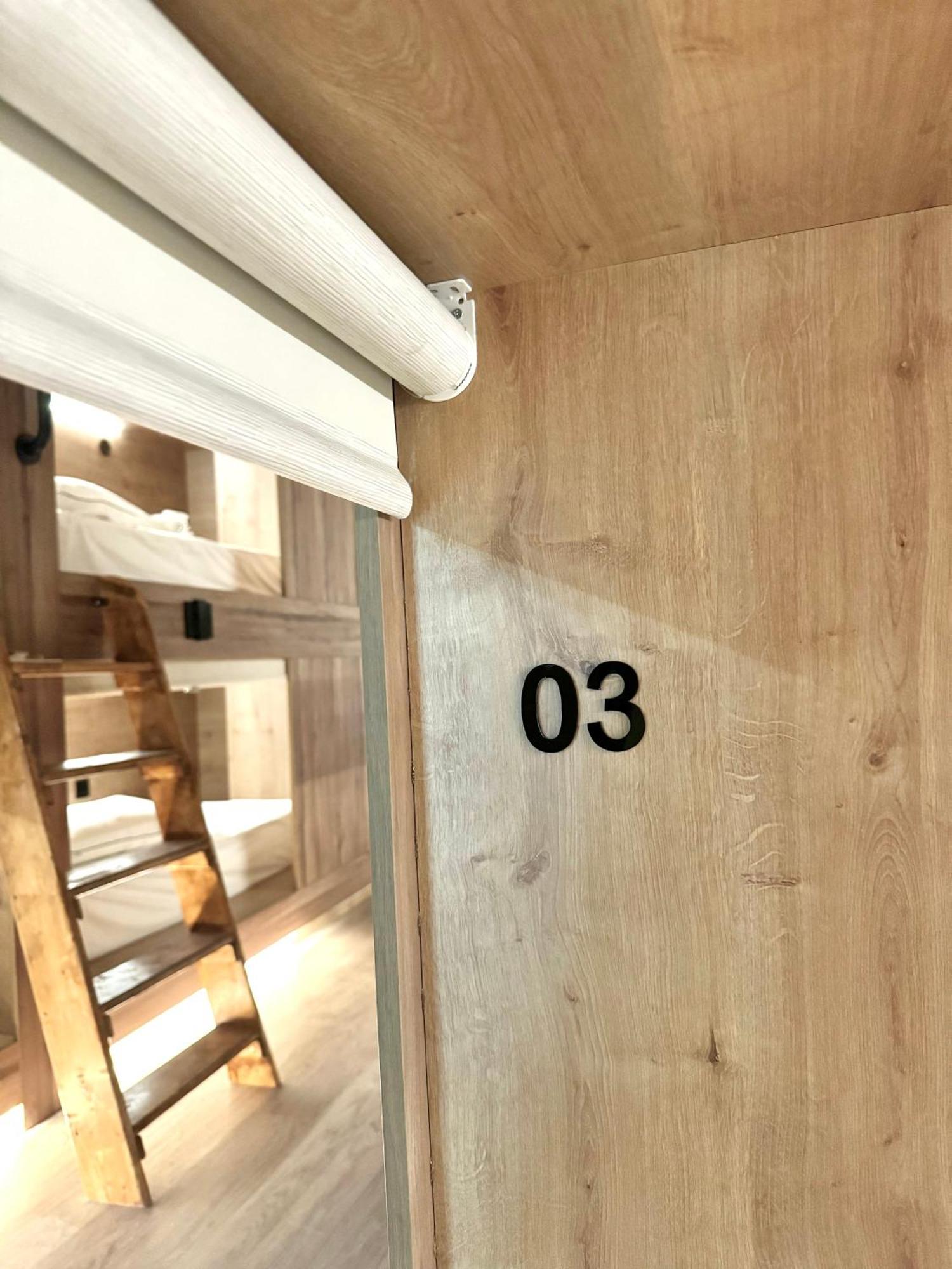 The Pod Suite Hostel Village Валенсія Екстер'єр фото
