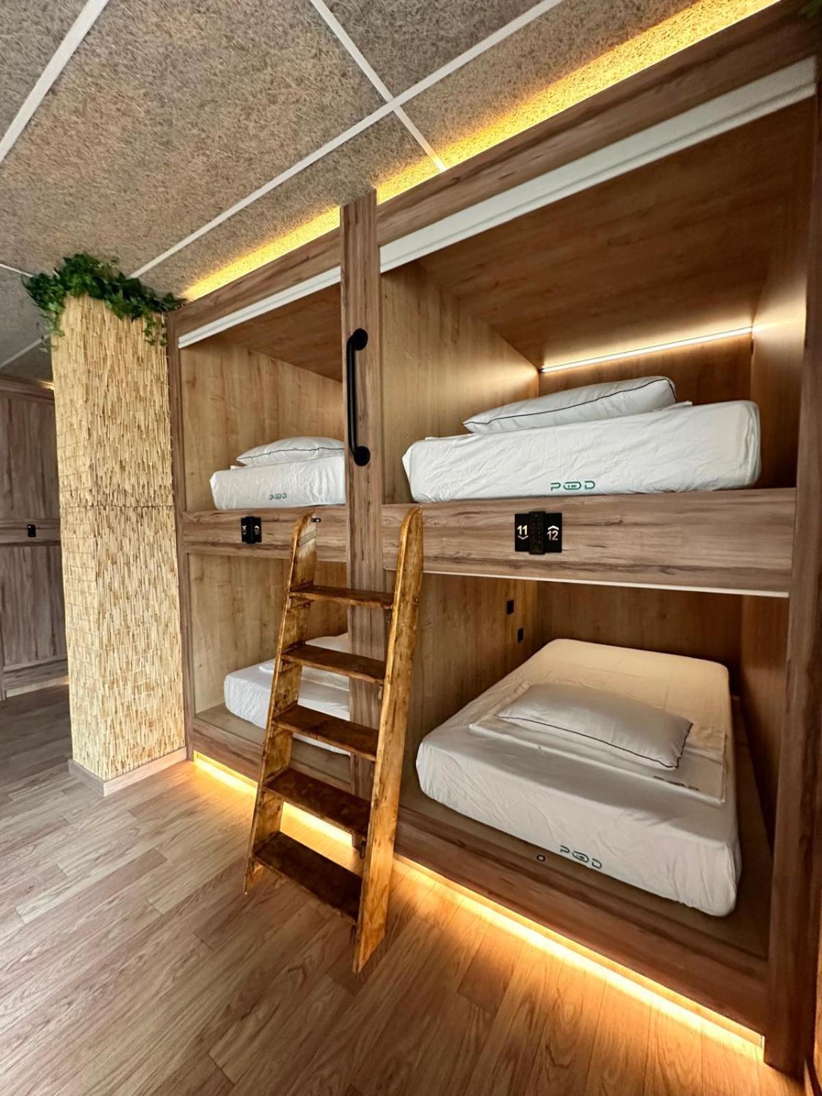 The Pod Suite Hostel Village Валенсія Екстер'єр фото