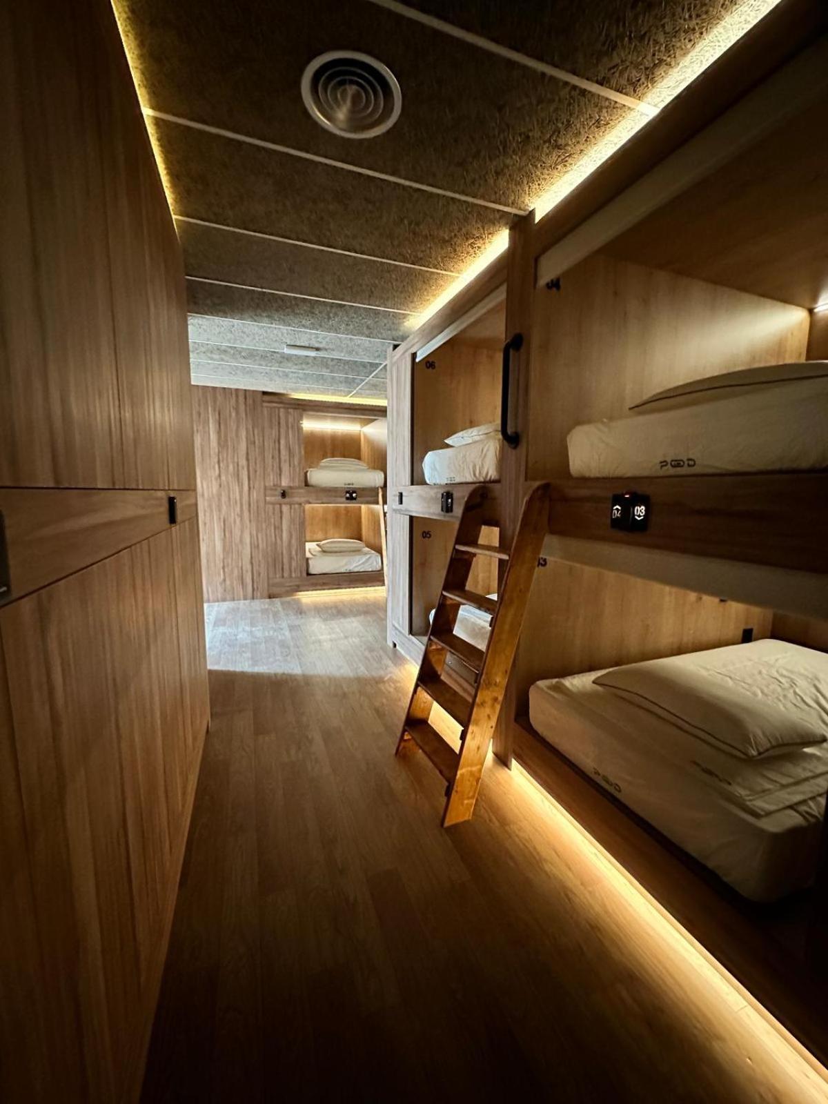 The Pod Suite Hostel Village Валенсія Екстер'єр фото