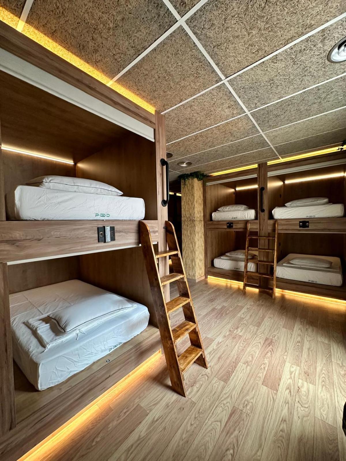 The Pod Suite Hostel Village Валенсія Екстер'єр фото